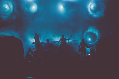 La Banda De Música Se Presenta En El Escenario Durante La Noche · Fotos ...