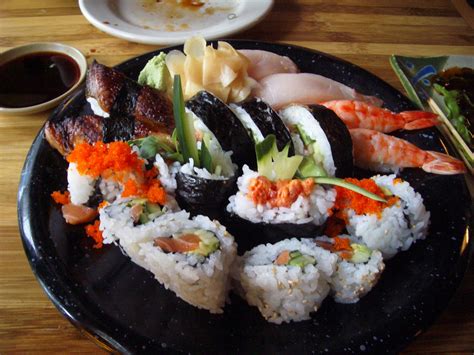 Fichier:Sushi and Maki Feast.jpg — Wikipédia