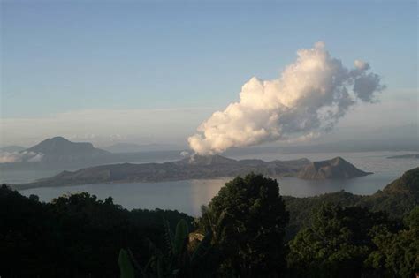 Volcanic smog seen 3km over Taal | The Manila Times