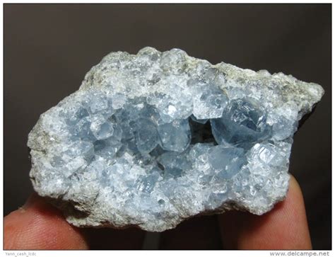 LES CRISTAUX DU CHAOS: Superbe géode de CELESTINE / CELESTITE de Madagascar . 18,50€