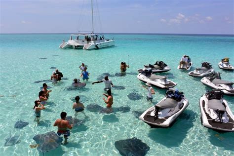 Stingray City - Grand Cayman - Stingray City Sandbar - Valley of the Rays