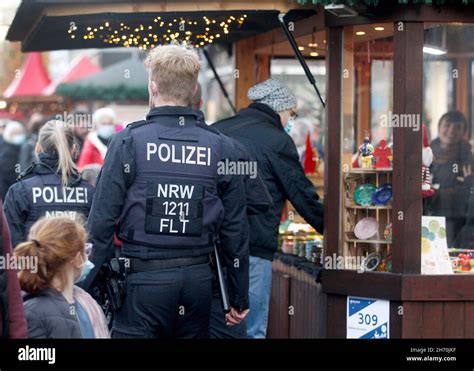 Bochum, Germany. 18th Nov, 2021. Police officers watch the action at the Christmas market. From ...