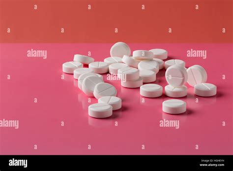 Heap of white round pills Stock Photo - Alamy