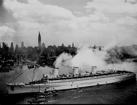 File:RMS Queen Mary in New York Harbor during World War II.jpg - Wikipedia, the free encyclopedia