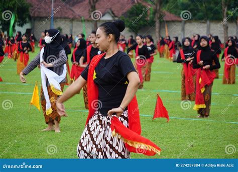 Indonesian Performing Gambyong Dance. this Dance Comes from Central Java Editorial Stock Image ...