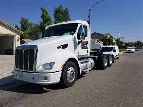 Peterbilt 587 (2012) : Daycab Semi Trucks