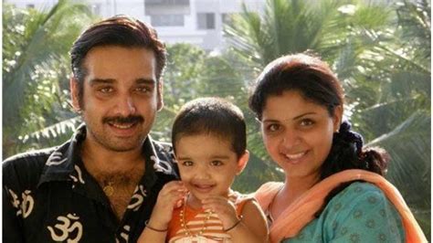 Actor Vineeth Family Photos - Vineeth Wife and Daughter - YouTube