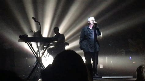 MASSIVE ATTACK feat. LIZ FRASER - TEARDROP - Live @ Zenith Munich FEB/05/2019 - YouTube