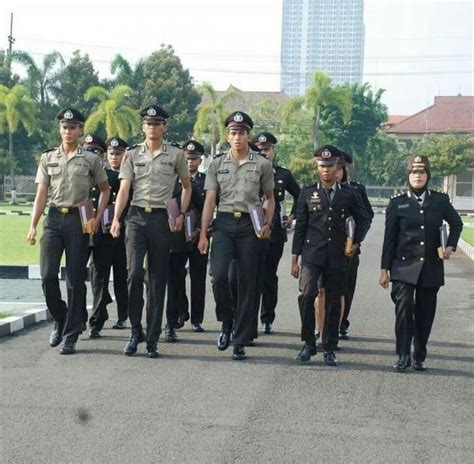 Atlet Voli Nasional, 9 Foto Rivan Nurmulki Berseragam Polisi