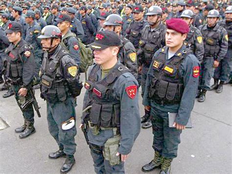 Policías sin uniforme pese a que hay plata - El Men