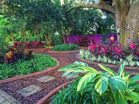 5 Unique Hardscape Designs in Tampa, Florida - Lawnstarter | Tropical landscaping, Florida ...