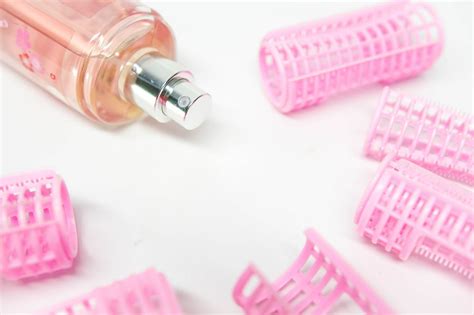 Plastic hair curler tubes and pink spray bottle - Creative Commons Bilder