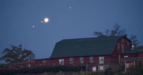 Photographer Captures Jupiter and Its Moons Rising Above a Barn | PetaPixel