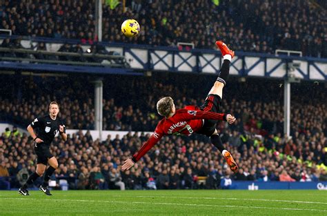 Man United's Garnacho scores overhead stunner in 3-0 win at Everton | Reuters