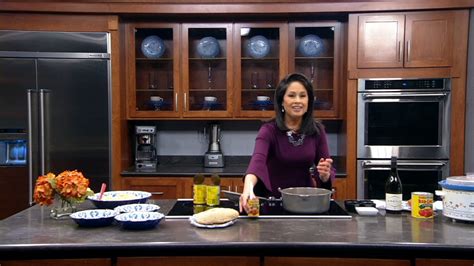 Stacey Baca cooks up fun with homemade spaghetti sauce recipe - ABC7 Chicago