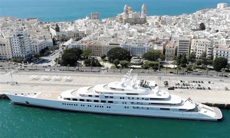 Built by more than 4,000 people in 4 years, Azzam is the largest ...