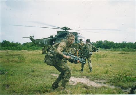 Australian SASR training with GGK in Malaysia, 1997. [1692 × 1192] : r/MilitaryPorn