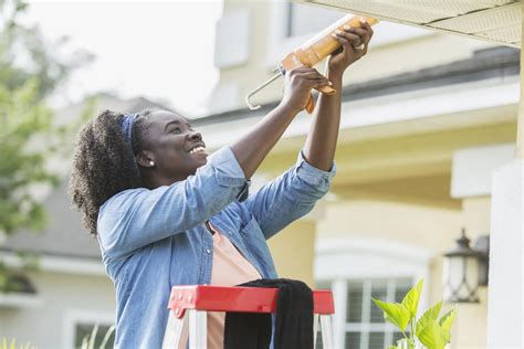 How to Use a Caulk Gun to Apply Caulk