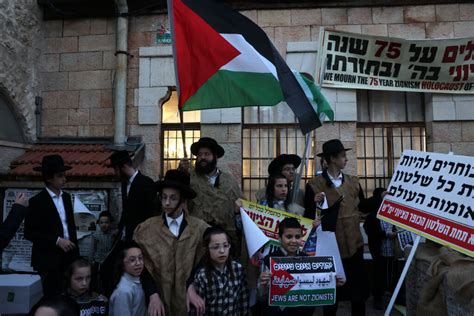 Who exactly is Neturei Karta, the Orthodox sect protesting Israel? – The Forward