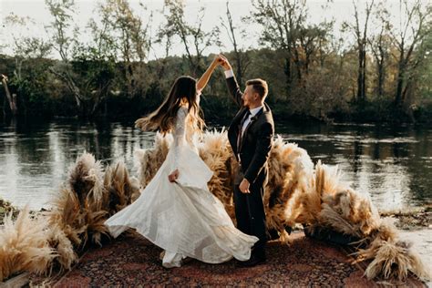 Boho Vintage Tennessee Wedding at Hiwassee River Weddings | Junebug Weddings