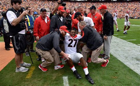 Nick Chubb Carted Off With Gruesome Knee Injury - Daily Snark