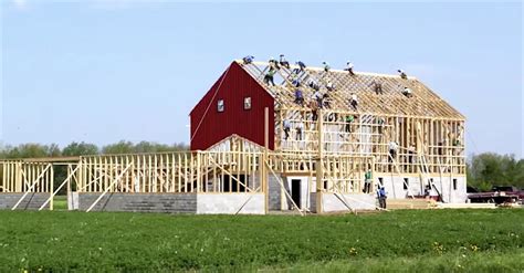 Amish Community Builds Entire Barn In One Day | LittleThings.com