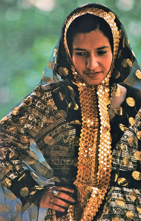 Woman of bahreïn | Bahrain clothes, Traditional outfits, Female images