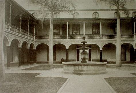 El edificio de la Real y Pontificia Universidad de San Marcos de Lima ...