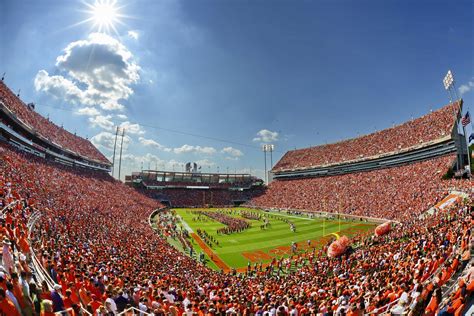 5 great college football stadiums