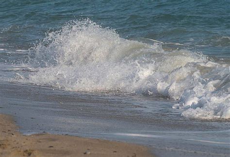 Ombak Pantai Di Laut Biru Air Panas Yang Indah Foto Latar belakang Dan Gambar Untuk Download ...