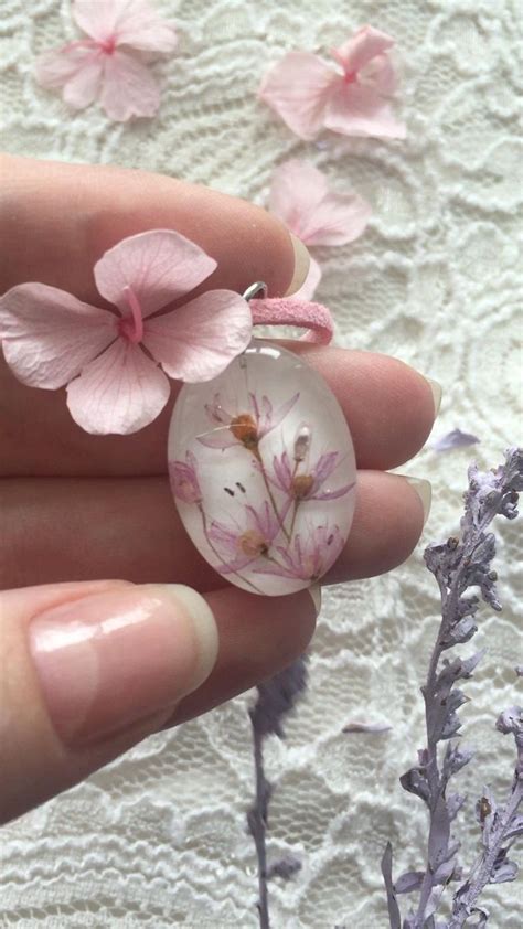 Flower necklace [Video] in 2021 | Resin jewelry, Flower resin jewelry, Resin crafts