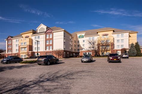 La Quinta Inn & Suites by Wyndham Islip - MacArthur Airport | Bohemia, NY Hotels