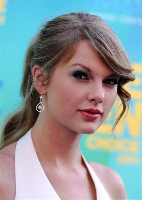 Taylor Swift Hairstyle With Bangs