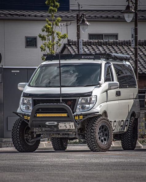 JDM Spec Nissan Elgrand E51 With a Lift Kit and Offroad Mods