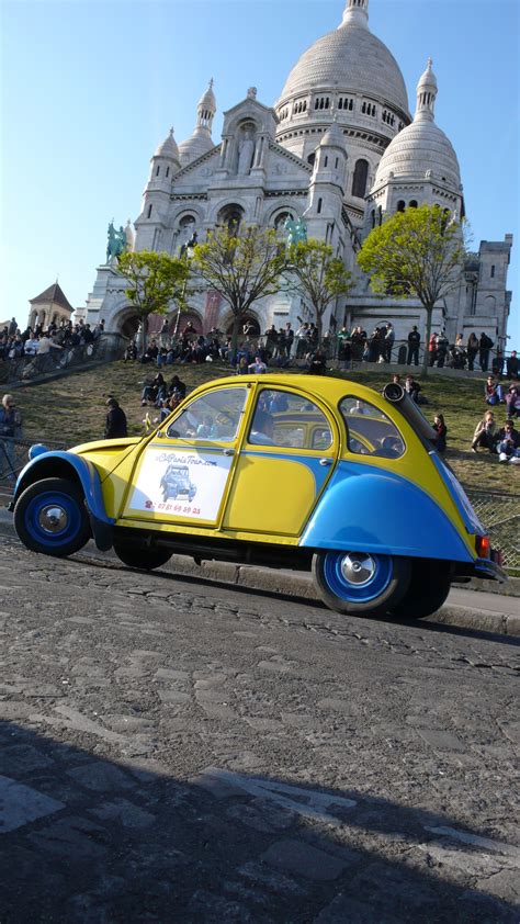 2CV Paris Tour : Visit Paris by 2CV! The 2CV in front of the Sacré Coeur | 2CVParisTour.com