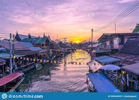 Beautiful Sunset Scenic of Canal through the Famous Market in Thailand ...