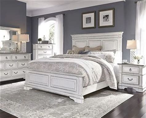 35 Popular White Master Bedroom Furniture Ideas - HOMYHOMEE