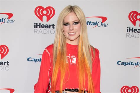 Avril Lavigne pushes UK and European tour back until 2023