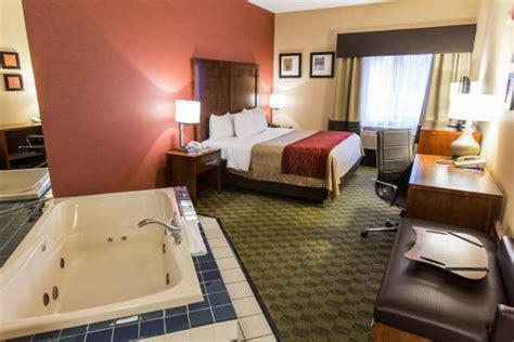 Comfort Inn & Suites - UPDATED 2017 Prices & Hotel Reviews (Jackson, MI ...