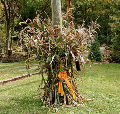 Beautiful Fall Decorations Made With Dried Corn And Corn Stalks