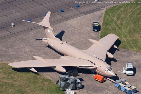 Thunder & Lightnings - Handley Page Victor - Survivor XM715