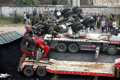 2 dead in truck, minivan crash in Beijing[1]- Chinadaily.com.cn