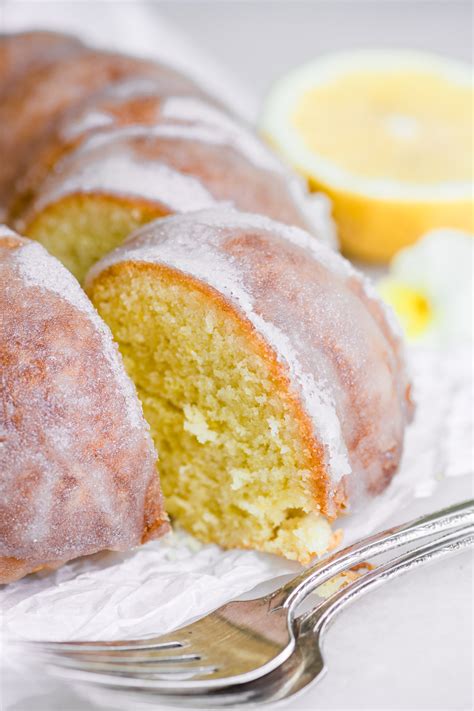 Mary Berry's Lemon Drizzle Cake with a distinctive crunchy lemon glaze. You only need … | Mary ...