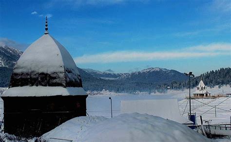 Srinagar Receives Season's First Snowfall, Avalanche Warning for Higher ...