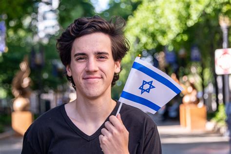 Smiling young man waving the Israeli flag | Jüdische Allgemeine