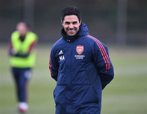 Mikel Arteta gifts journalists Arsenal-themed cupcakes at his press ...