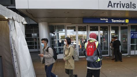 Coronavirus screening: Chicago O'Hare airport has hours-long delays