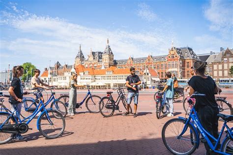 Amsterdam Small-Group Bike Tour Including Canal Cruise, Drinks and Cheese