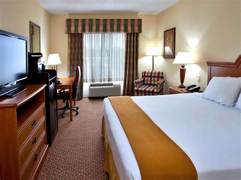 Spring Hill Hotel near Weeki Wachee Springs | Holiday Inn Express & Suites Spring Hill