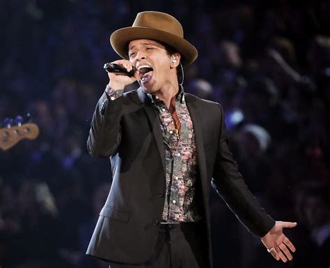 Singing in the cold: Bruno preps for Super Bowl